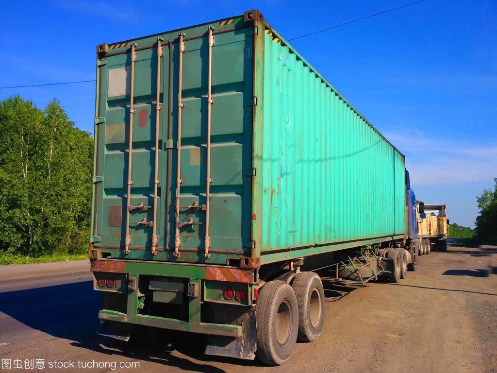 卡車(chē)裝載貨物 道路貨物運(yùn)輸?shù)暮诵沫h(huán)節(jié)與優(yōu)化策略